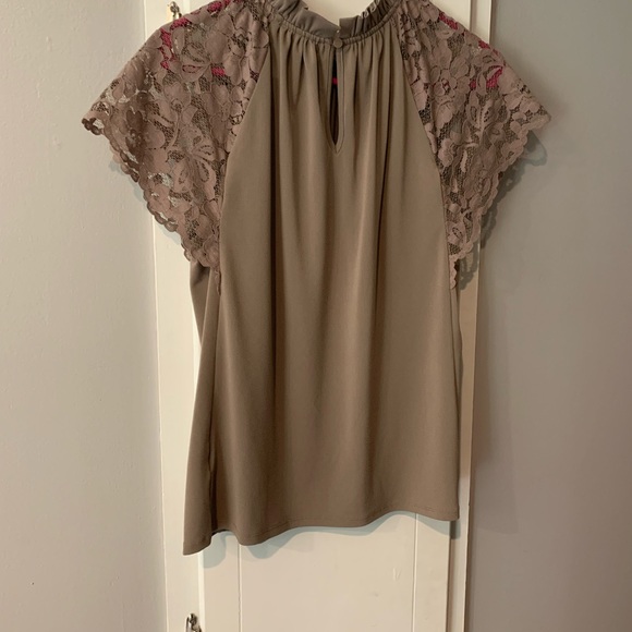 Brown top with lace sleeves - Picture 2 of 3
